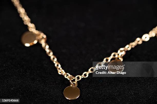 detail of a gold-colored chain - gold chain necklace stock-fotos und bilder
