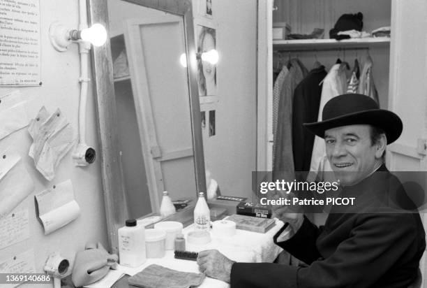 André Pousse dans sa loge pour la pièce 'Au plaisir Madame' au théâtre Michel à Paris le 17 mars 1977