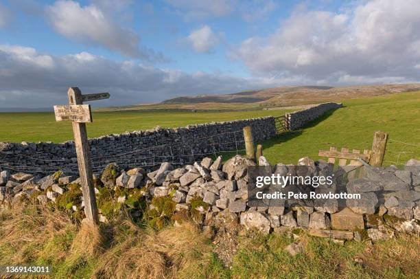 yorkshire dales signpost - footpath sign stock pictures, royalty-free photos & images