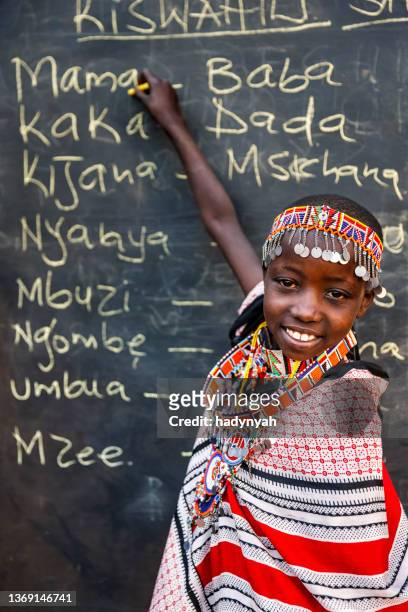 kleine afrikanische mädchen während der swahili übersetzte sprache klasse, osten und afrika - schwarz ethnischer begriff stock-fotos und bilder