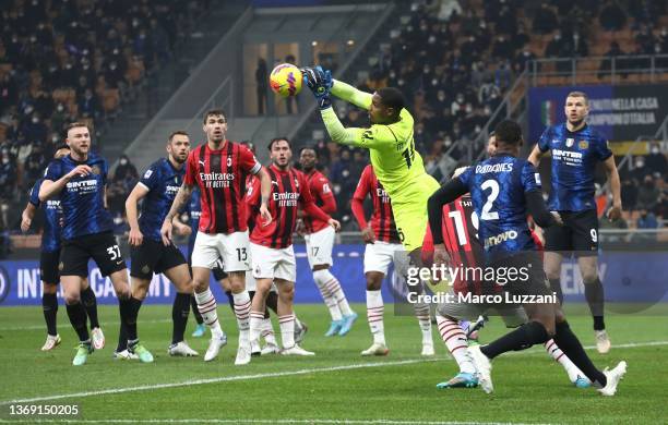 Mike Maignan of AC Milan dives to save a shot during the Serie A match between FC Internazionale and AC Milan at Stadio Giuseppe Meazza on February...