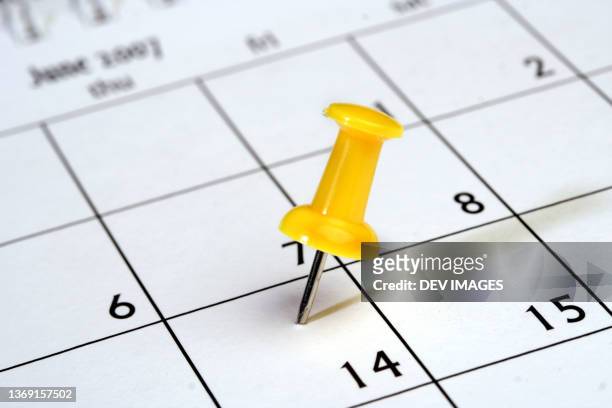 push pin on calendar, close up - calendario foto e immagini stock
