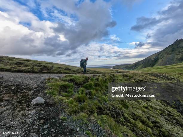 one man on a hiking trail in iceland - landmannalaugar stockfoto's en -beelden