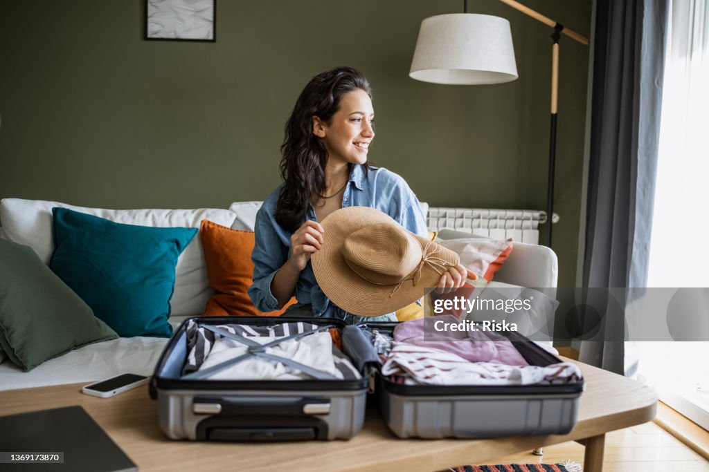 Portrait d’une femme préparant un voyage