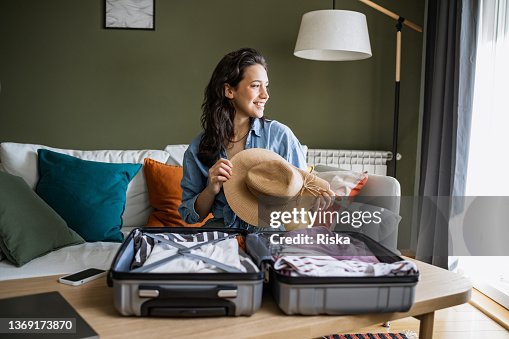 Ritratto di una donna che si prepara per un viaggio Ritratto di una donna che si prepara per un viaggio