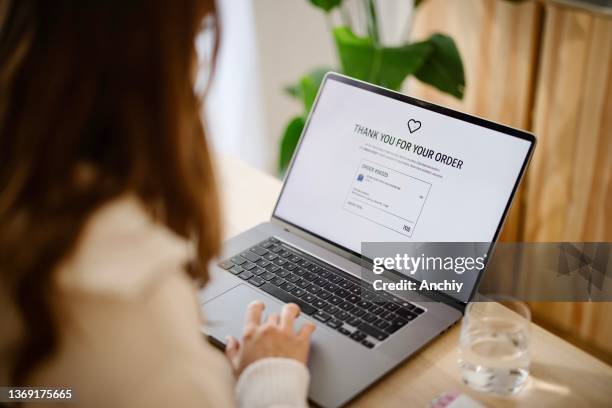 mujer comprando ropa de moda en línea en casa - laptop screen fotografías e imágenes de stock