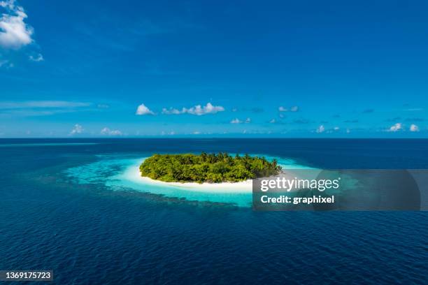 isolated tropical island middle of ocean - tropische hitte stockfoto's en -beelden