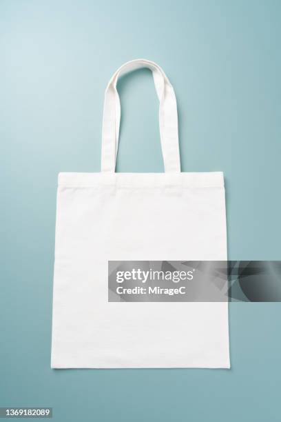 reusable white cotton shopping bag - bolso tote fotografías e imágenes de stock