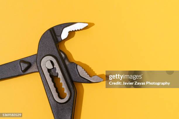 long-nosed pliers on yellow background - tang stockfoto's en -beelden