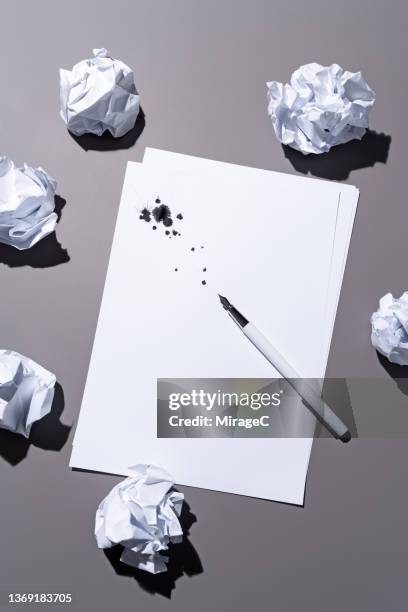 crumpled paper balls and blank paper with broken pen, lack of inspiration concept - kündigungsfrist stock-fotos und bilder