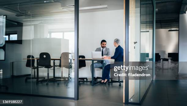 business meeting - recruiter stockfoto's en -beelden