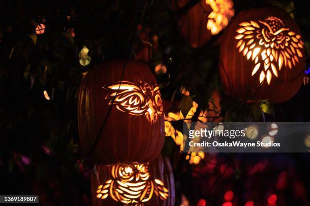glowing jack-o-lanterns with carved ornaments - jack o' lantern 個照片及圖片檔