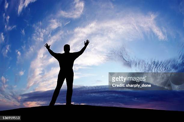 xxxl triumphierend mann silhouette - jesus is alive stock-fotos und bilder