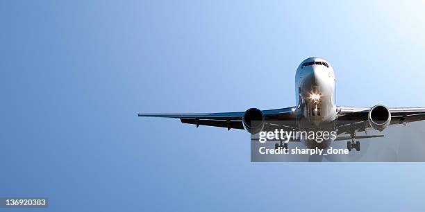 aereo jet atterrando in blue sky - landing foto e immagini stock