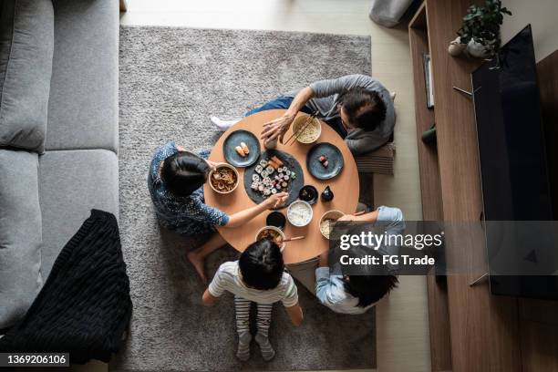 high angle view of a family eating japanese food at home - vista de cima para baixo mesa imagens e fotografias de stock