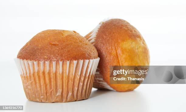 corn muffins on white background - muffin stockfoto's en -beelden