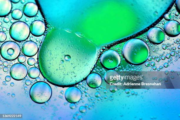 aquamarine bubbles - oil liquid stock-fotos und bilder