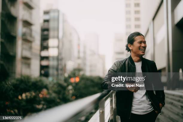 cheerful man in city, tokyo - asien happiness porträt mann stock-fotos und bilder