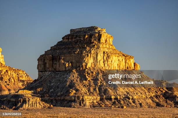 fajada butte at chaco culture national historical park in new mexico. - chaco canyon stock pictures, royalty-free photos & images