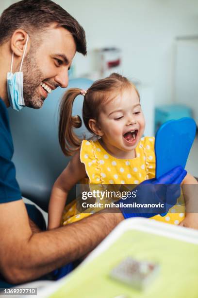 abierto de par en par para que podamos comprobar todo - dentista fotografías e imágenes de stock