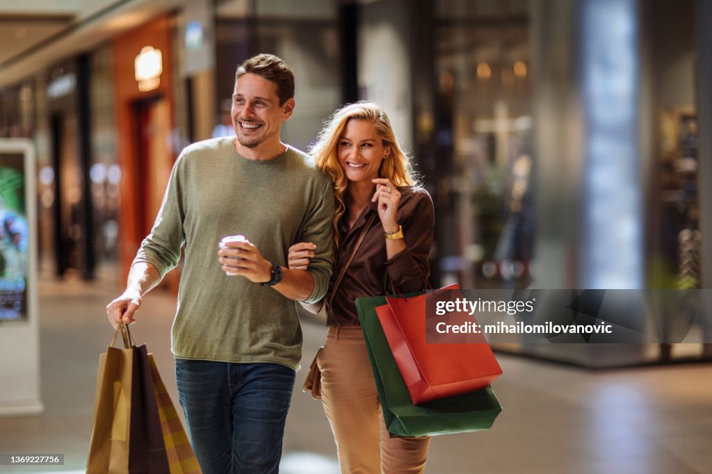 Rire à travers le centre commercial