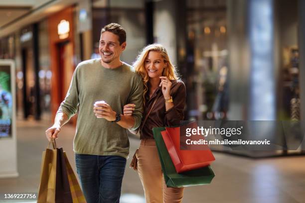 giggling their way through the mall - shop stockfoto's en -beelden