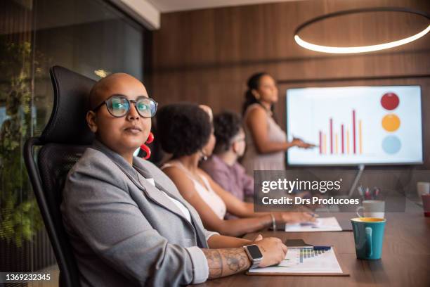 porträt einer schwarzen geschäftsfrau in einem meeting - black transgender stock-fotos und bilder