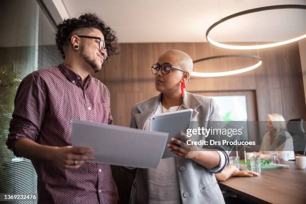 businesspeople talking - including a trans man - gender 個照片及圖片檔