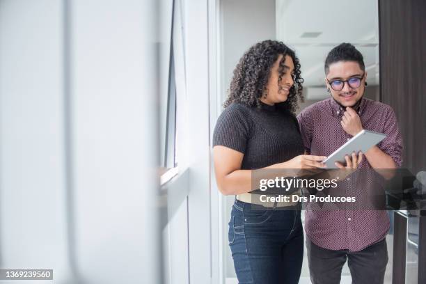 black woman and trans man at business meeting - black transgender 個照片及圖片檔