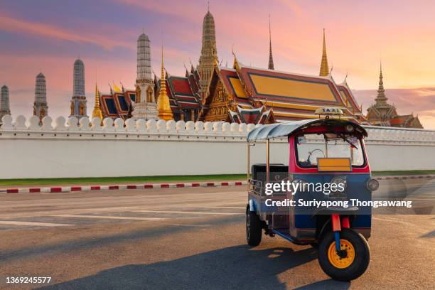 tuk tuk taxi or three-wheel vehicle with wat phra kaeo background - rickshaw stock-fotos und bilder