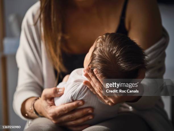 mother holding her baby - baby head in hands stock pictures, royalty-free photos & images