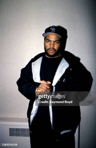 Ice Cube Rapper Chair Ice Cube Entertainer 90s Photos and Premium High Res Pictures - Getty ...