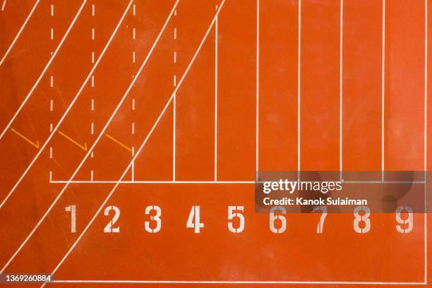 aerial top view of running track with numbers - línea de salida fotografías e imágenes de stock