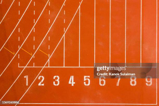 aerial top view of running track with numbers - atletica leggera foto e immagini stock