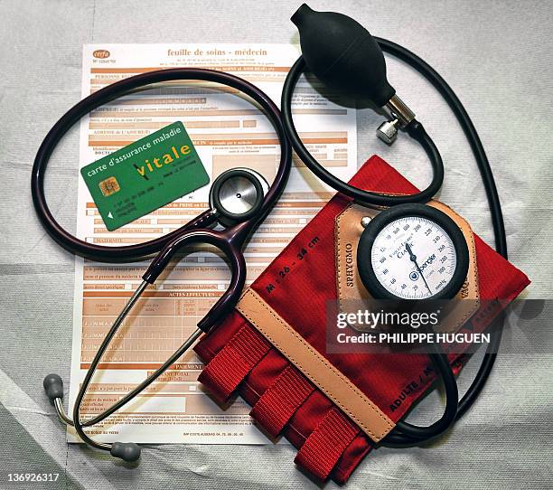 Photographie prise le 12 janvier 2012 à Godewarsvelde, d'une feuille de soins, d'une Carte d'assurance maladie Vitale, d'un stétoscope et d'un...