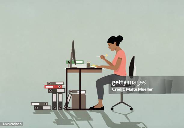 stockillustraties, clipart, cartoons en iconen met busy businesswoman eating lunch at desk in office - working at home