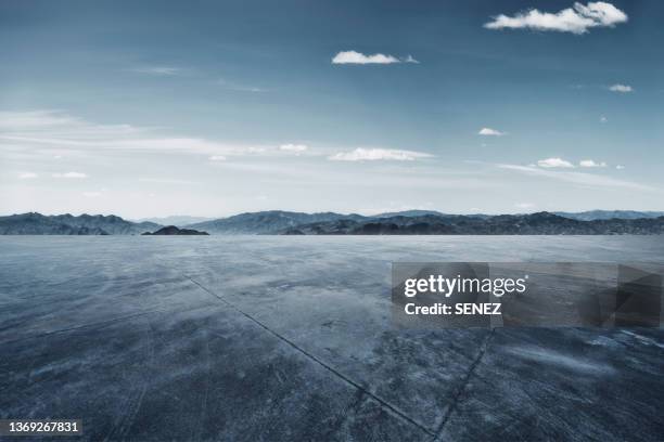 empty parking lot - observation point imagens e fotografias de stock