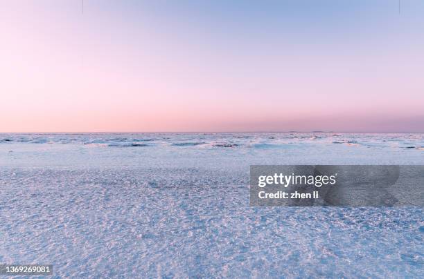 endless ice field - horizon over land stockfoto's en -beelden