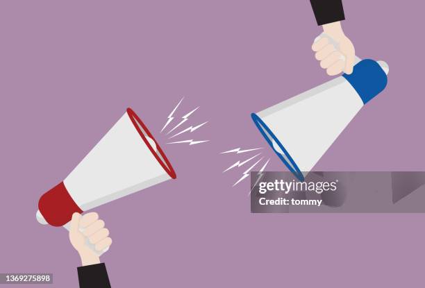 illustrations, cliparts, dessins animés et icônes de la main tient un mégaphone pour le débat - débat