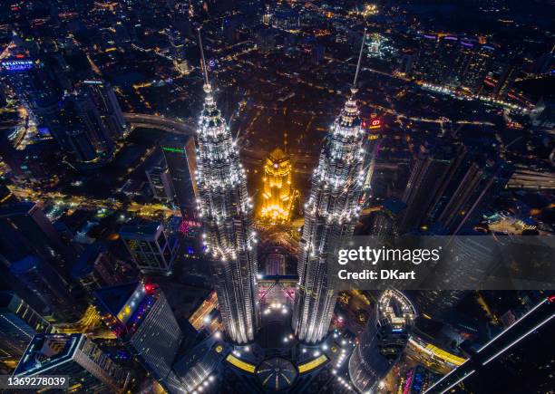 kuala lumpur skyline at night illuminations - menara kuala lumpur tower stockfoto's en -beelden