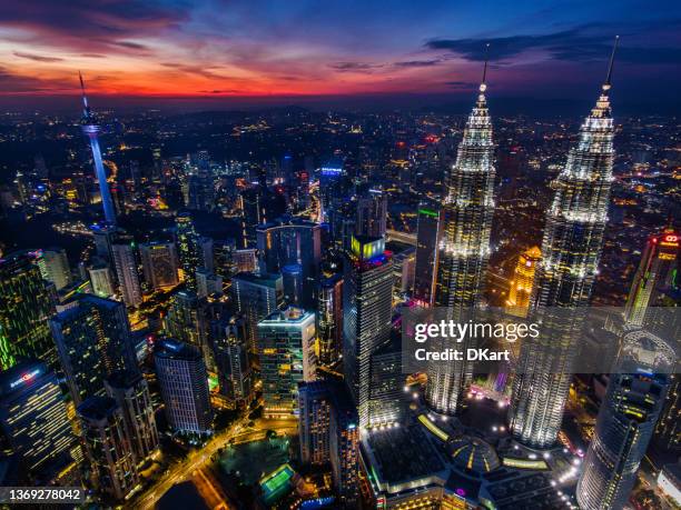 kuala lumpur skyline at night illuminations - 吉隆坡 個照片及圖片檔