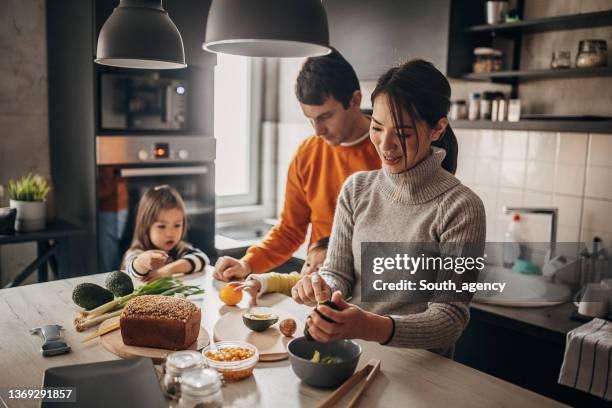 familia en la cocina en casa - familia en casa fotografías e imágenes de stock