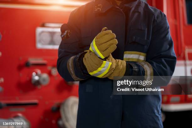 fireman with gas mask and helmet at fire station. - black box stock-fotos und bilder