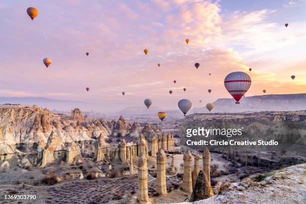 kappadokien tal bei sonnenaufgang - cappadocia hot air balloon stock-fotos und bilder