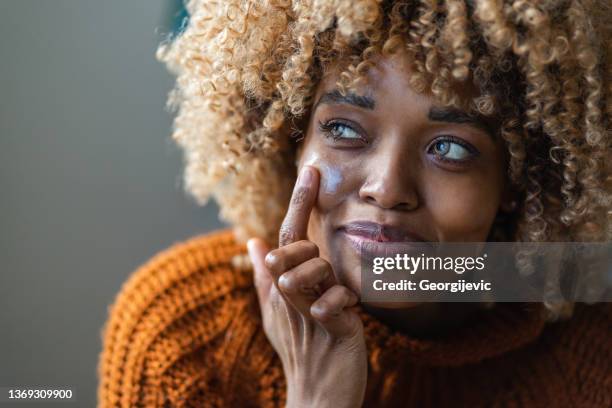 cuidado de la piel - crema facial fotografías e imágenes de stock