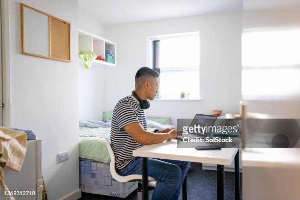 男子大学生学習 - 寮の部屋 ストックフォトと画像