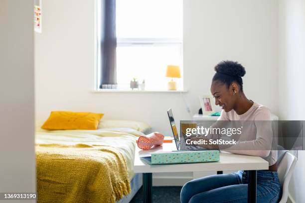 estudiando en su habitación en la uni - residencia estudiantil fotografías e imágenes de stock