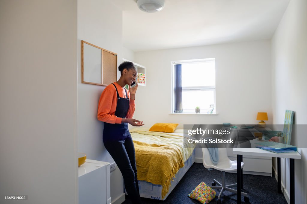 Abhängen in ihrem Schlafzimmer an der Uni