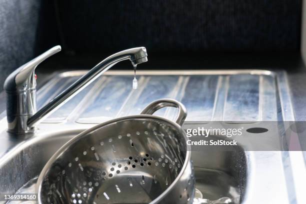 colander in a sink - colander stockfoto's en -beelden