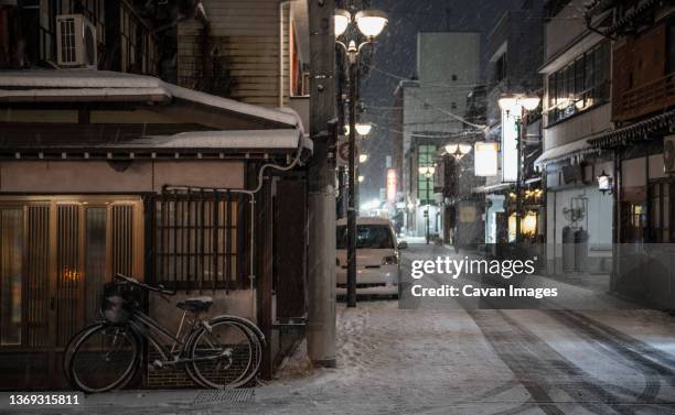 winter scene of street in takayama - 高山 ストックフォトと画像